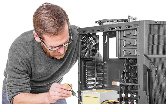 Técnico de informática trabalhando em computador